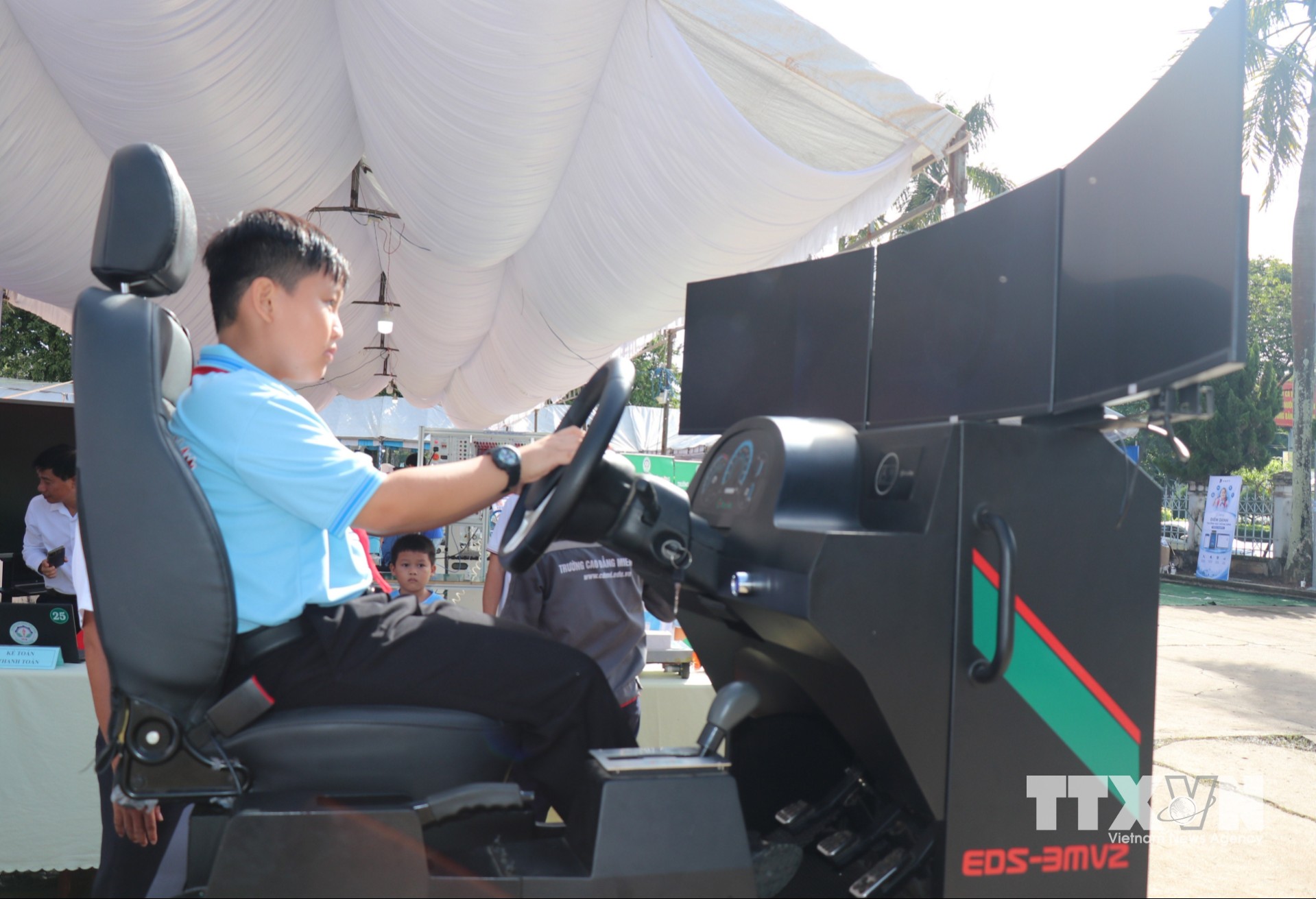 Học sinh trải nghiệm thiết bị mô phỏng lái xe tại khu vực trưng bày công nghệ trong khuôn khổ các hoạt động hưởng ứng Ngày Chuyển đổi số quốc gia năm 2026 tại phường Bình Phước. (Ảnh: Đậu Tất Thành/TTXVN)